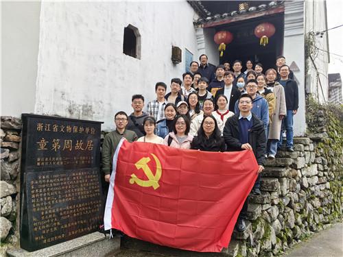 澳大利亚一小货车在停机坪撞上客机:卡在发动机下 玻璃被压碎